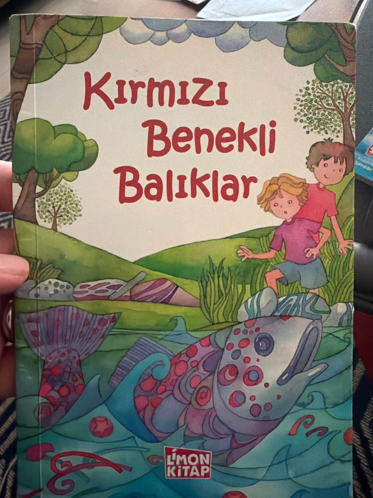Kırmızı Benekli Balıklar kitap fotoğrafı